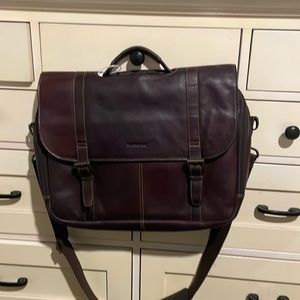 Samsonite leather pull over flap in a beautiful shade of brown.